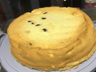 12、自制蛋糕,出炉放两个碗在下面，倒扣凉凉，记住要把烤箱放模具的铁网拿出来才可以放蛋糕凉，这个忘记拍了，