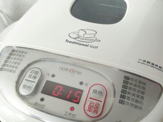 3、布里欧修小土司,投入面包机中开启揉面程序。