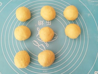 8、布里欧修小土司,分割成等量的剂子。