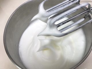 2、葡萄干蛋糕,搅打50圈后再加15克细砂糖。