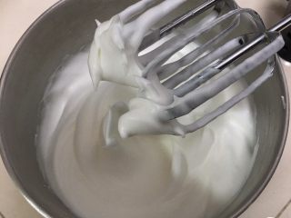 3、葡萄干蛋糕,继续50圈，蛋白已经变得细腻光滑。