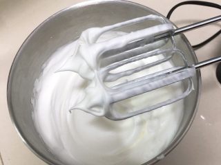 4、葡萄干蛋糕,再加最后的15克细砂糖，蛋白就出现直立的小尖峰，蛋白制作过程按照我的方法，蛋白一定打发成功。