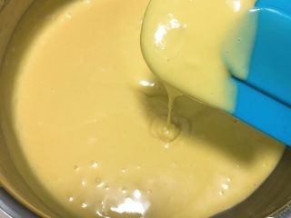 8、葡萄干蛋糕,在用刮刀翻拌均匀。