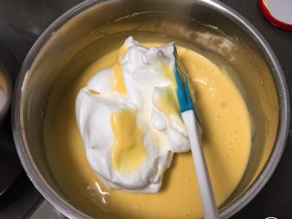 9、葡萄干蛋糕,取三分之一的蛋白进蛋黄糊中。