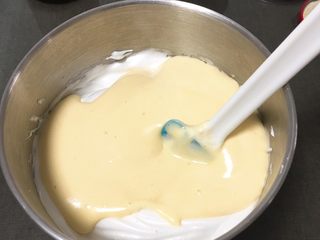 11、葡萄干蛋糕,翻拌好的蛋糕糊倒回蛋白中。