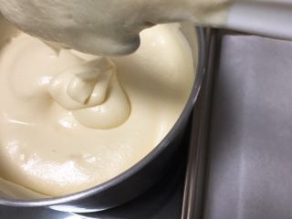 12、葡萄干蛋糕,翻拌50次左右，蛋糕糊就完成了，吐司盒中放一张烤盘纸，可以方便脱模。