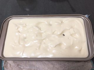 13、葡萄干蛋糕,蛋糕糊倒入吐司盒，震几下消泡，再把葡萄干插进蛋糕糊中拌匀。