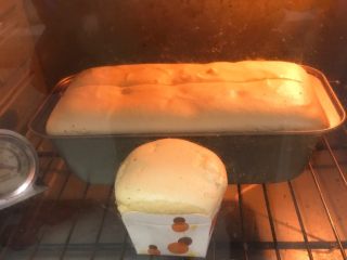 15、葡萄干蛋糕,烤制10分钟左右，用刀划口子，可以顺势开裂。