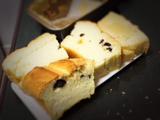 19、葡萄干蛋糕,拿一块尝一尝，酸酸甜甜的味道。
