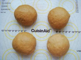 7、葡萄干红糖软欧,发酵好的面团平均分成4份。