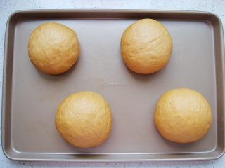 12、葡萄干红糖软欧,封口向下放，整理成圆形。依次做好放入烤盘中。