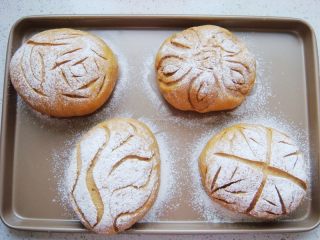 15、葡萄干红糖软欧,筛上一层薄薄的干面粉。用锋利的刀片割出喜欢的花纹。