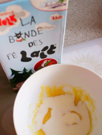 3、法式奶油蘑菇汤,将鲜奶倒入做法2中