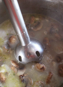 13、法式奶油蘑菇汤,手持搅拌器(或倒入破壁机中)将所有材料搅打成为无颗粒的浓汤状态