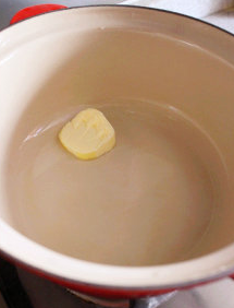 14、法式奶油蘑菇汤,另取一汤锅,放入黄油+酒