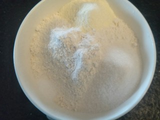 2、豆沙面包圈—改良版(10个)????,280g高筋面粉＋50g细砂糖＋3g盐，＋12克奶粉。