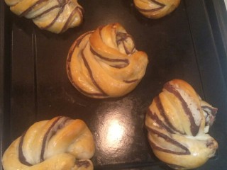 24、豆沙面包圈—改良版(10个)????,上下火180度烤15分钟看到你满意的颜色为止。第一盘