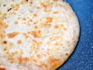 7、肉松花生酱烙饼,锅里放油烙至两面，金黄即可。