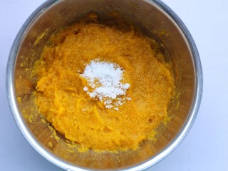 4、椰香南瓜糯米糍,白糖。