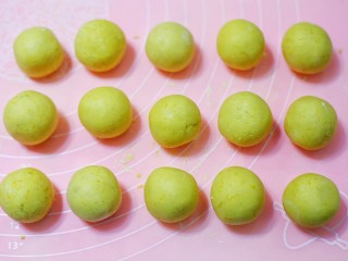 7、椰香南瓜糯米糍,搓成圆球。