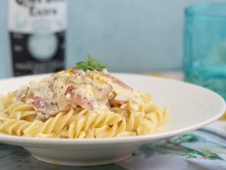 11、芝士意粉,一小枝罗勒点缀意面。