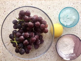 1、葡萄果酱,准备所需食材；