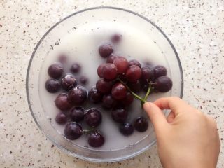 3、葡萄果酱,手来回摆动葡萄；这样葡萄里的脏就带出来了；