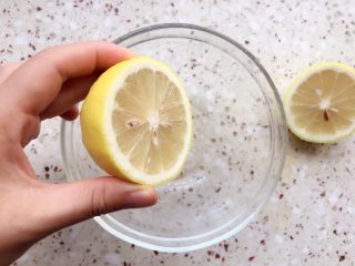 10、葡萄果酱,柠檬切2瓣，提前挤出汁，