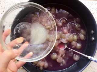 11、葡萄果酱,挤出20-30ML柠檬汁加入葡萄肉里；