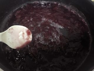 12、葡萄果酱,上锅煮至粘稠状态；