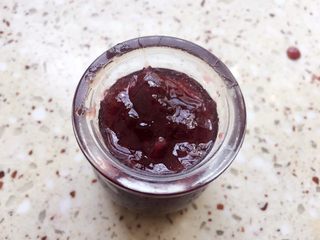 15、葡萄果酱,煮好的果酱装入消毒的杯子里，立即密封倒扣，冷却后放冰箱冷藏；