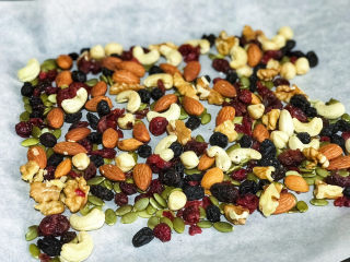 1、网红粉色雪花酥,准备120g坚果、60g蔓越越