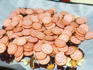 2、网红粉色雪花酥,加150g饼干