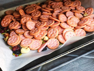 3、网红粉色雪花酥,烤箱100度烤10分钟