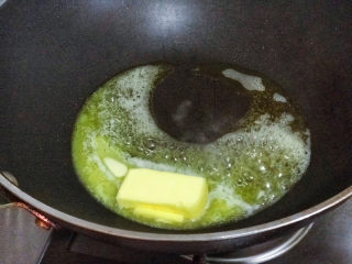 6、网红粉色雪花酥,锅中加黄油融化