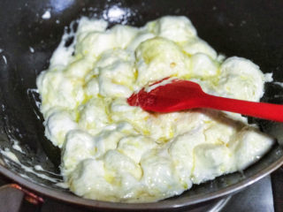 7、网红粉色雪花酥,加入棉花糖，小火融合，用硅胶刀翻拌（用不粘锅）