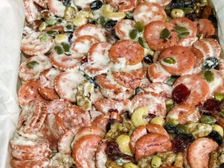 11、网红粉色雪花酥,倒入盒子