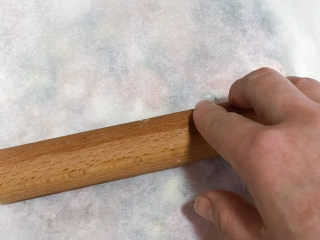 12、网红粉色雪花酥,用擀面杖擀平