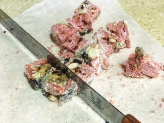 14、网红粉色雪花酥,切小块