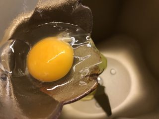 2、肉松华夫饼,面包机里加入鸡蛋