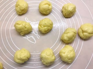 10、肉松华夫饼,摘成30克左右的小面团