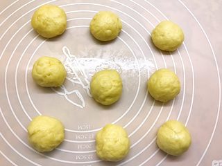 11、肉松华夫饼,揉圆盖上保鲜膜醒发十分钟左右