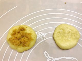 12、肉松华夫饼,将小面团压扁，中间放入肉松