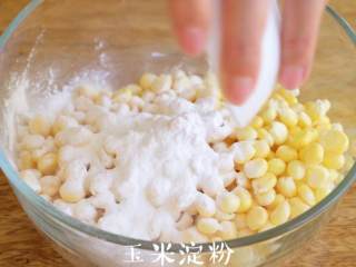 2、甜脆香的【玉米烙】简单又快手,加入玉米淀粉