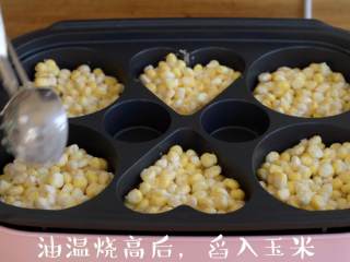 5、甜脆香的【玉米烙】简单又快手,舀入玉米