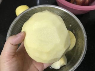 2、苹果酱~自制更安全,去皮,要避免苹果氧化可以泡在淡盐水里