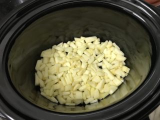 5、苹果酱~自制更安全,砂锅里先一层苹果粒