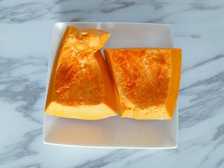 1、南瓜发糕,准备南瓜
