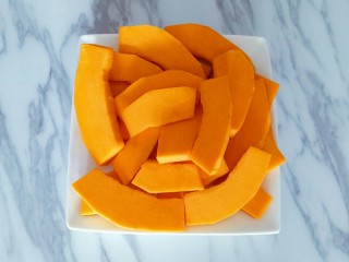 3、南瓜发糕,切成片放入盘子中