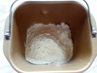 7、南瓜发糕,放入面粉